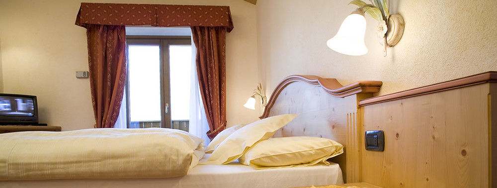 Hotel Ristorante Cassana リヴィーニョ エクステリア 写真