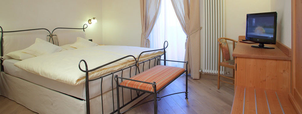 Hotel Ristorante Cassana リヴィーニョ エクステリア 写真