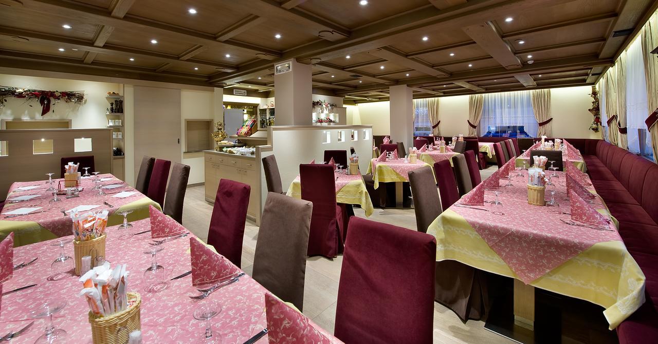 Hotel Ristorante Cassana リヴィーニョ エクステリア 写真