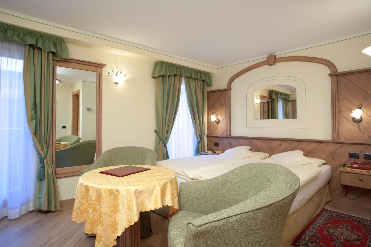 Hotel Ristorante Cassana リヴィーニョ エクステリア 写真