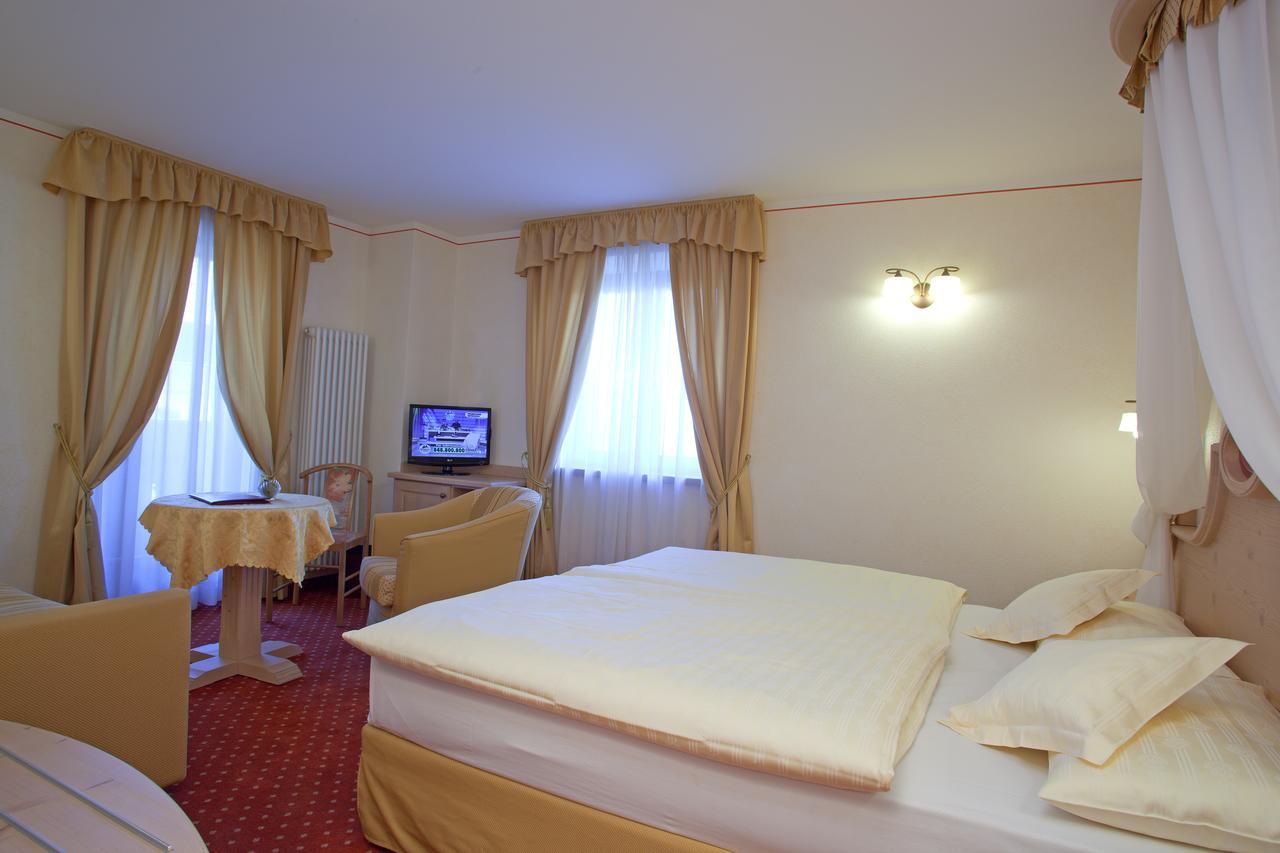 Hotel Ristorante Cassana リヴィーニョ エクステリア 写真